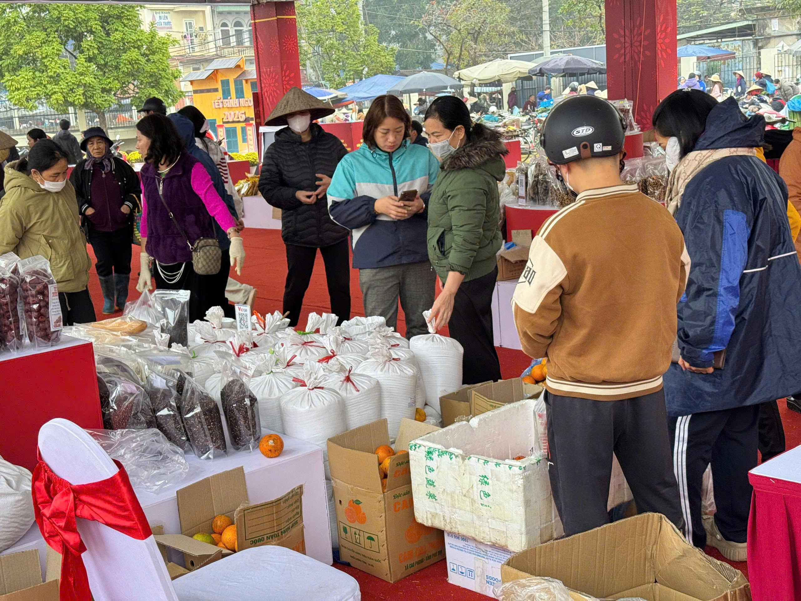 “Xuân Đoàn Kết” đã thu hút hàng trăm nghìn lượt người dân Thủ đô và các vùng lân cận tham quan và mua sắm